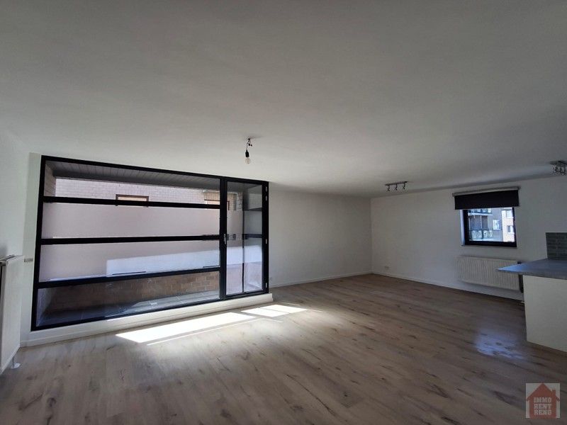 Ruim 2 slaapkamer appartement met paking! foto 8