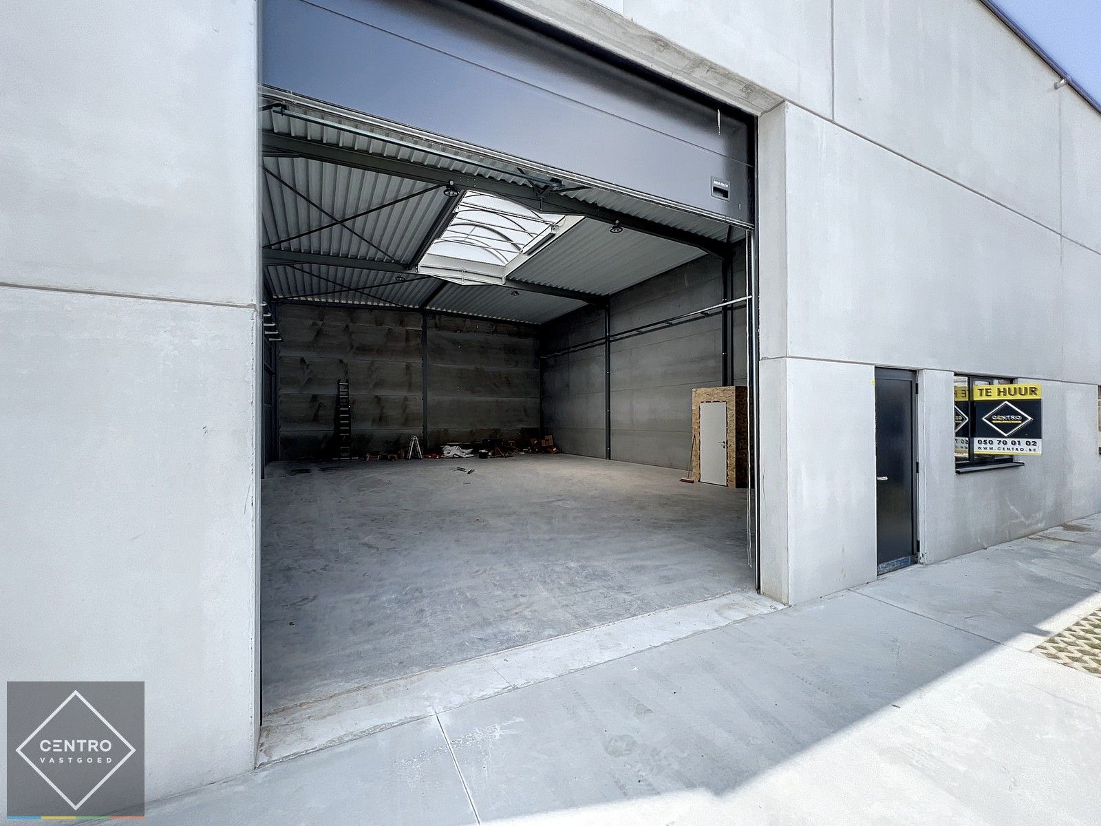 Kwalitatief en goed geïsoleerd NB MAGAZIJN (225m2), voorzien van elektrische sectionaalpoort, deur, raam (voor kantoor) en 2 private parkeerplaatsen op industriezone te Waregem. foto 2