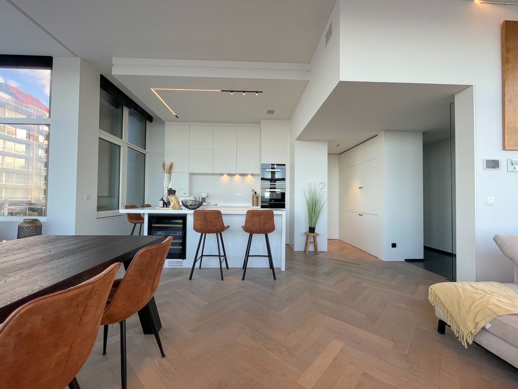 Uitzonderlijk, luxueus afgewerkt hoekappartement met frontaal zeezicht. foto 5