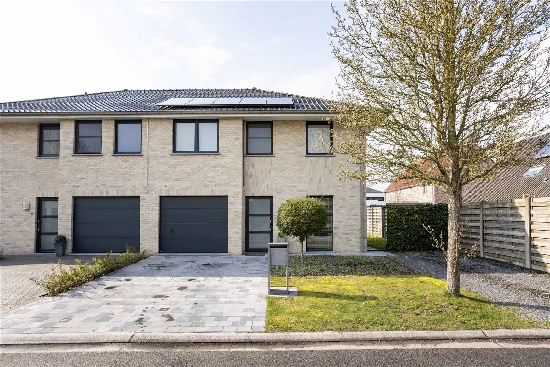 Instapklaar gezinshuis met zonnige tuin foto {{pictureIndex}}