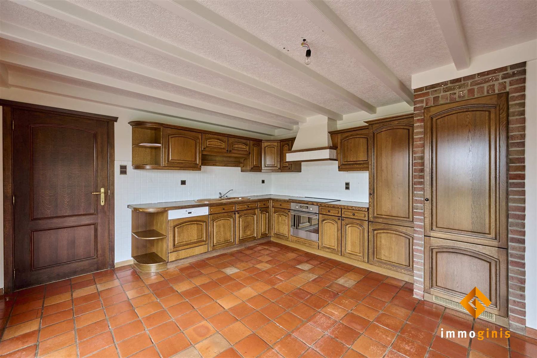 Zéér ruime woning met dubbele inpandige garage op mooi perceel van 7a33ca. foto 7