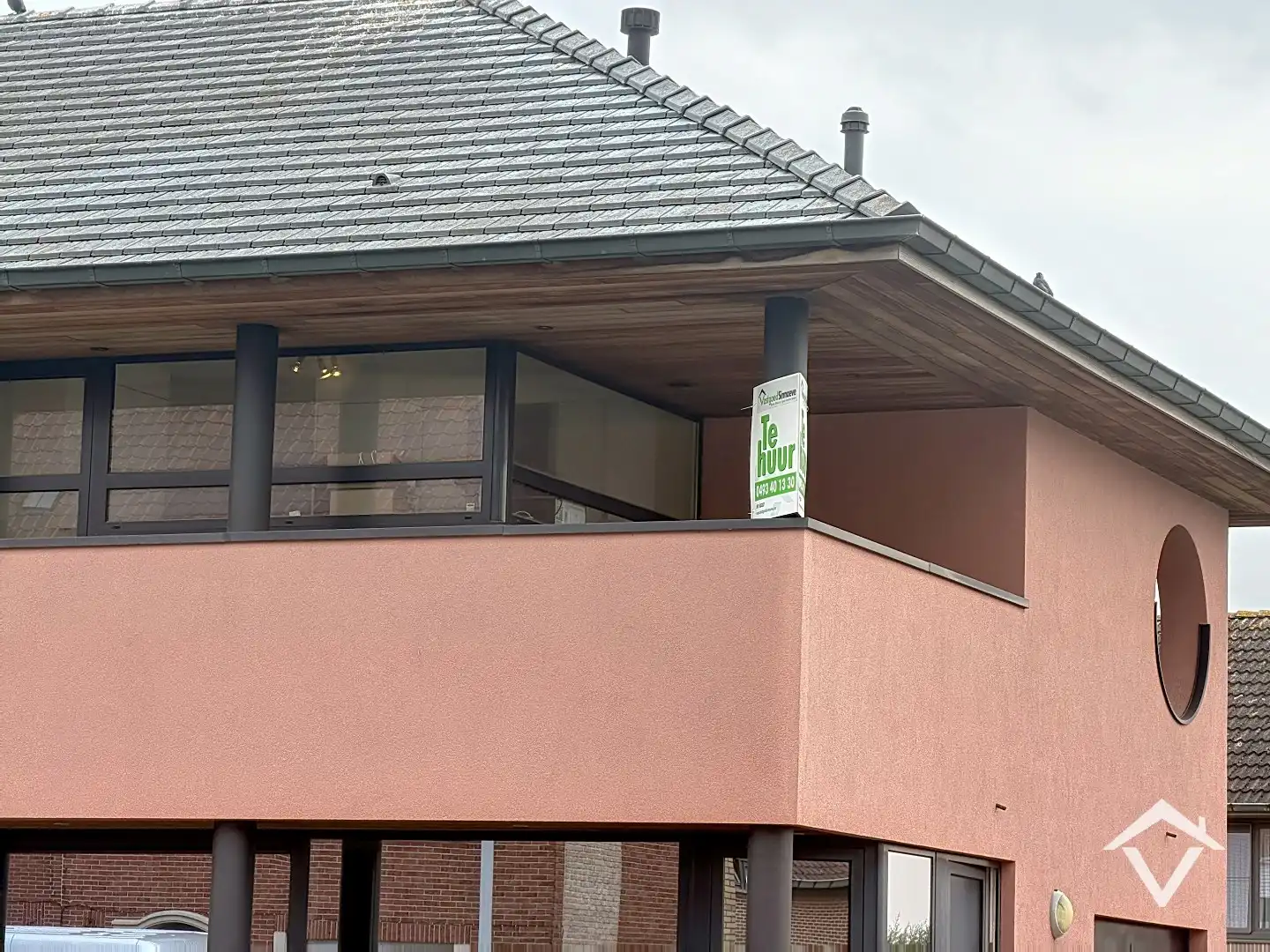 Instapklaar appartement met 2 slaapkamers, 2 terrassen, garage en tuin te Roeselare. foto 2