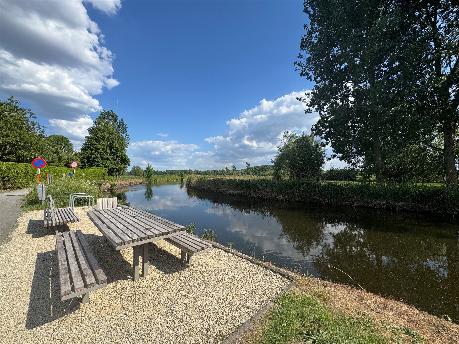 Rustig gelegen bungalow op 578m² grond met 33 zonnepanelen foto 28