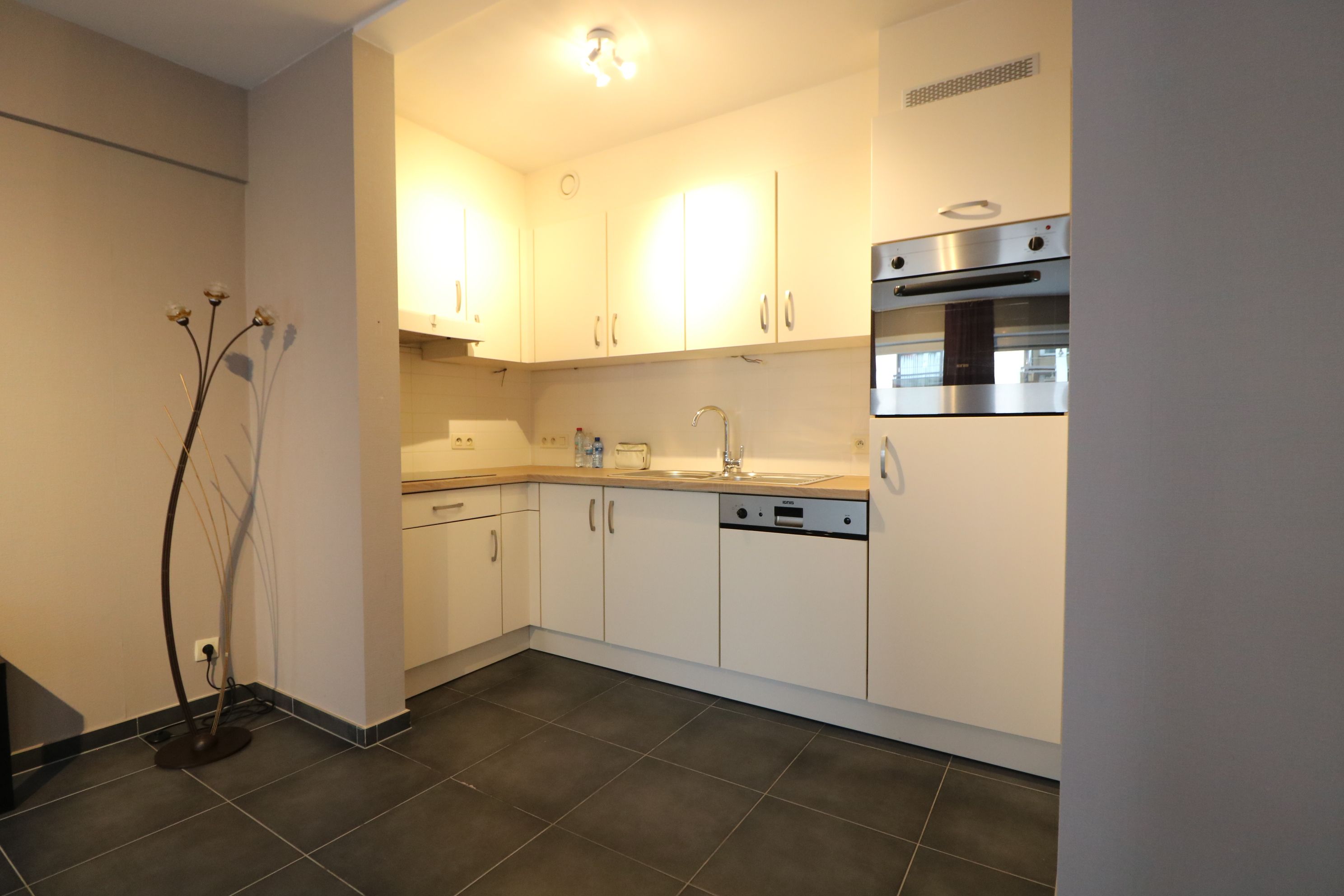 Lichtrijk 2-slaapkamerappartement, vlakbij station en winkelstraten.  foto 4