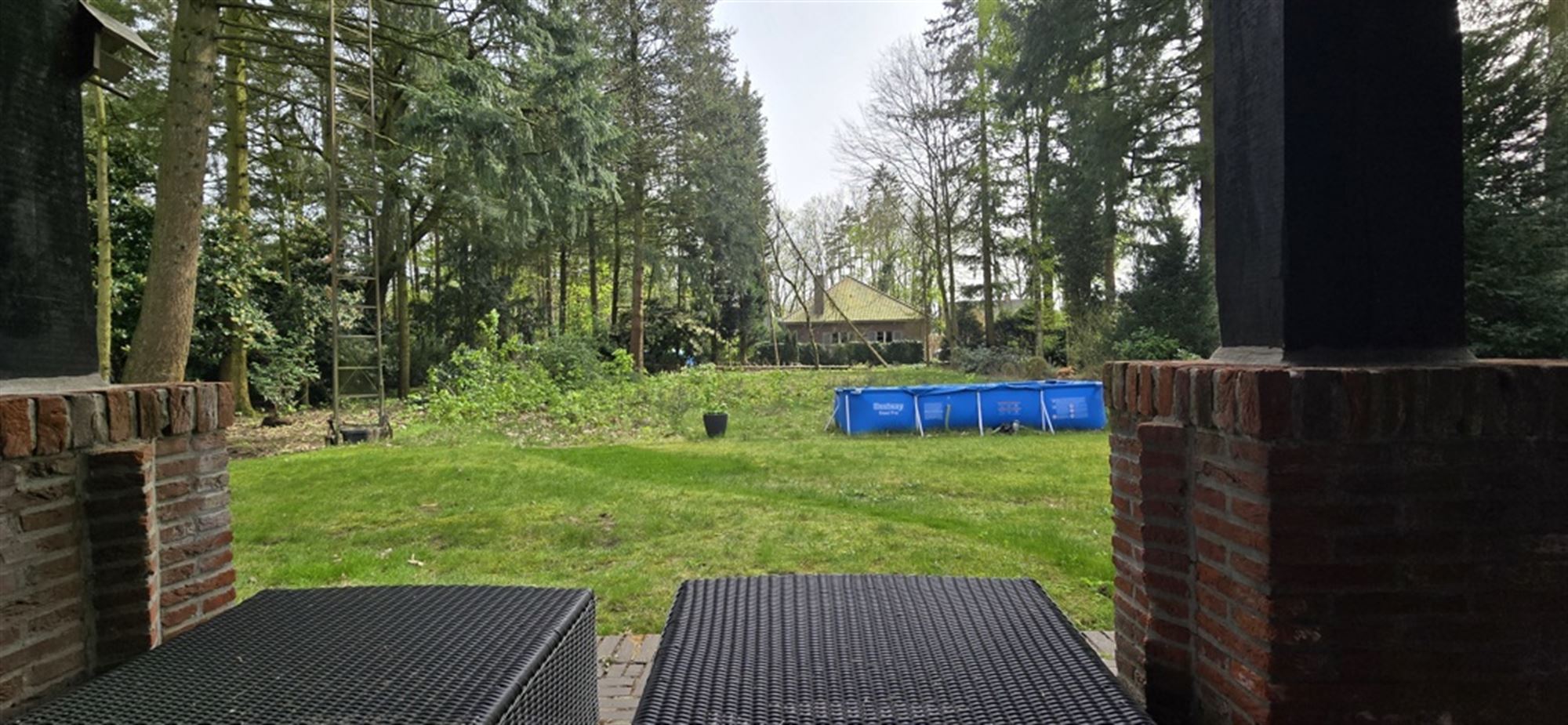 Deels gerenoveerde villa op grote grond foto 38