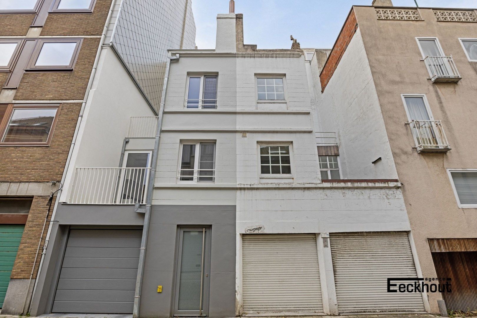 Uniek en ruim (351 m²) herenhuis met garages op topligging te Oostende ! foto 30