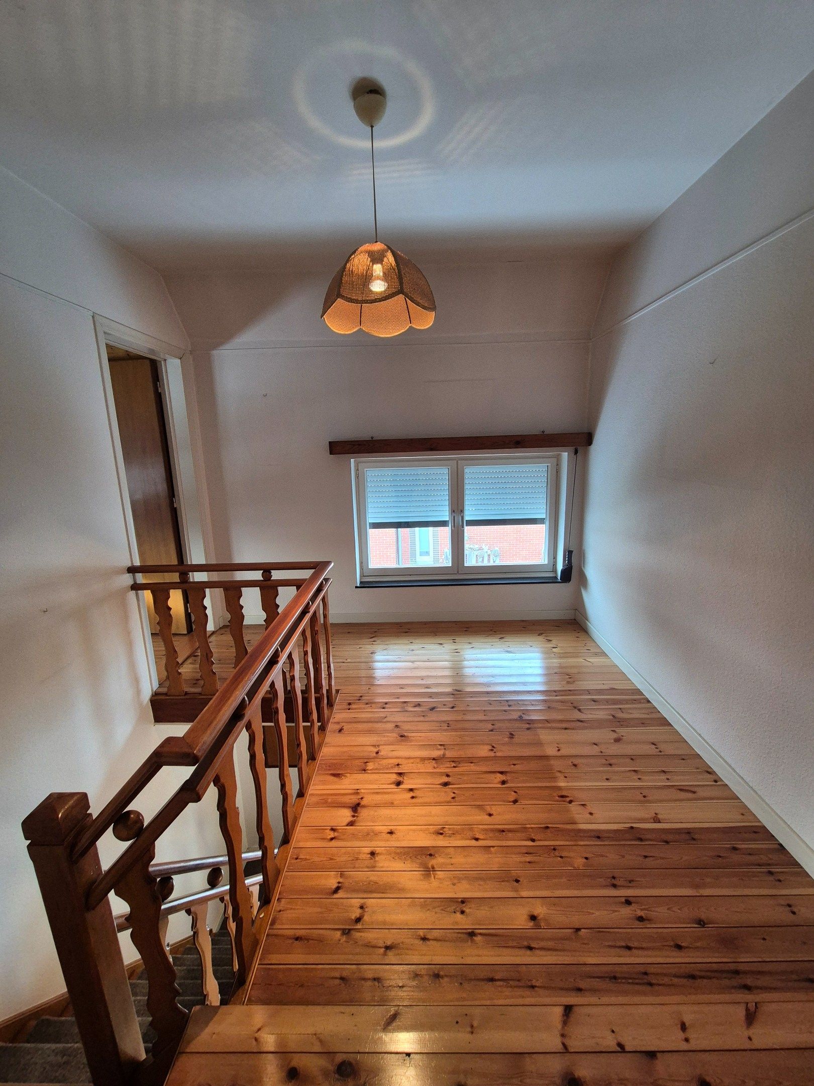 Halfopen gezinswoning met 4 slpkmrs op ruim perceel foto 22