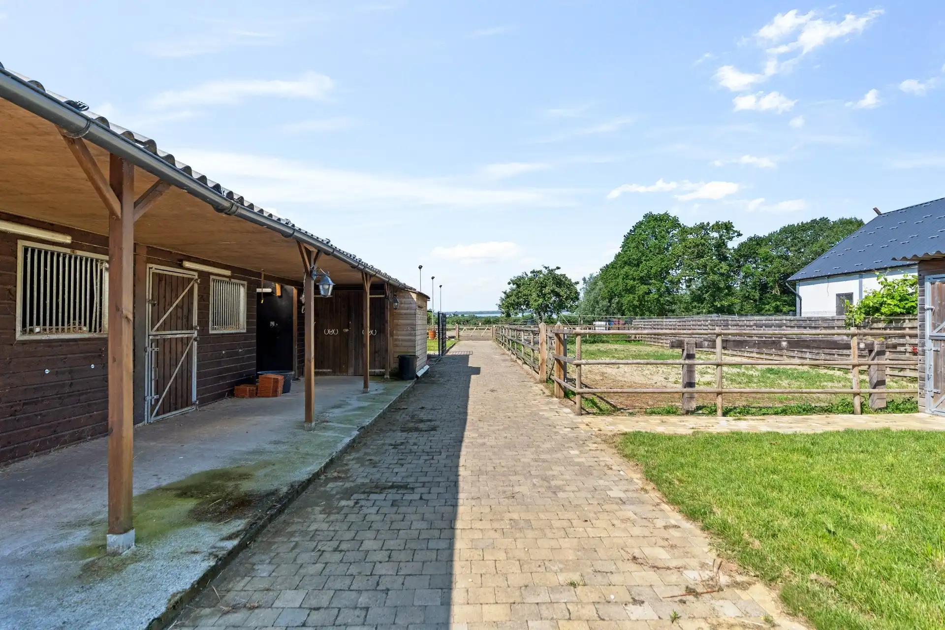 prachtige eigendom, met vergunde paardenstallen en weide. foto 2