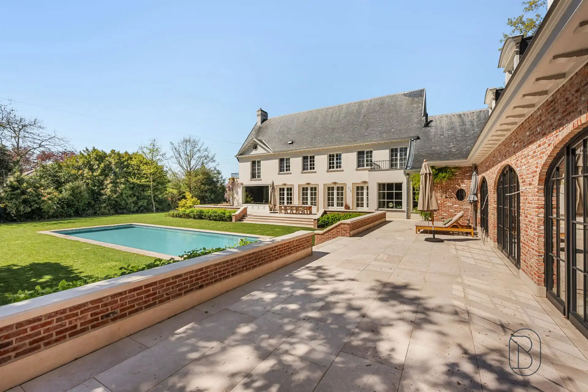 Prachtig afgewerkte franse villa met bijgebouw en zwembad foto 3