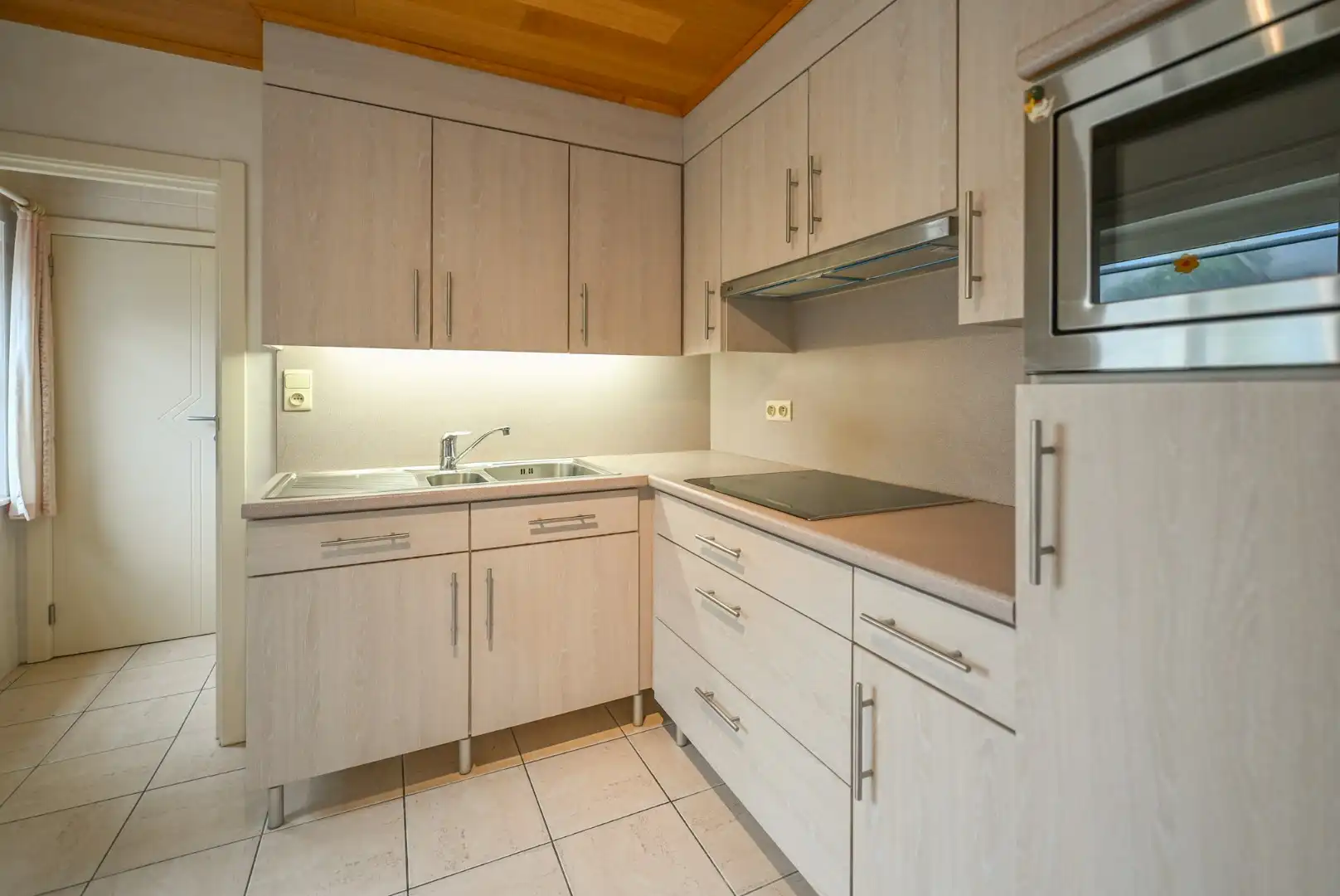 Centraal gelegen woning met 2 slaapkamers, tuin en garage foto 9