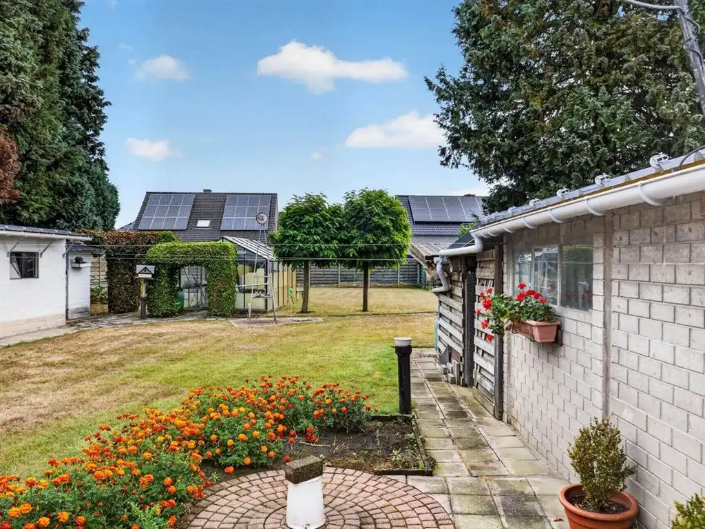 Verzorgde, vrijstaande woning, op te frissen naar eigen smaak foto 7