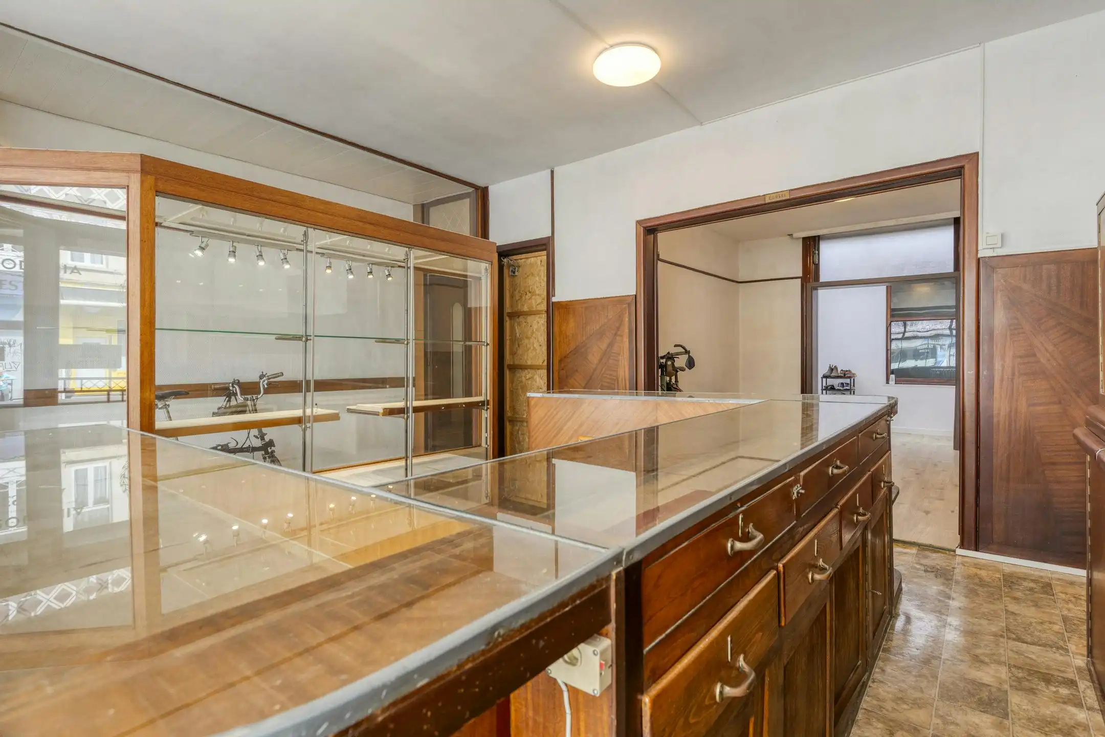 Handelshuis met achterhuis te koop in Antwerpen centrum foto 4