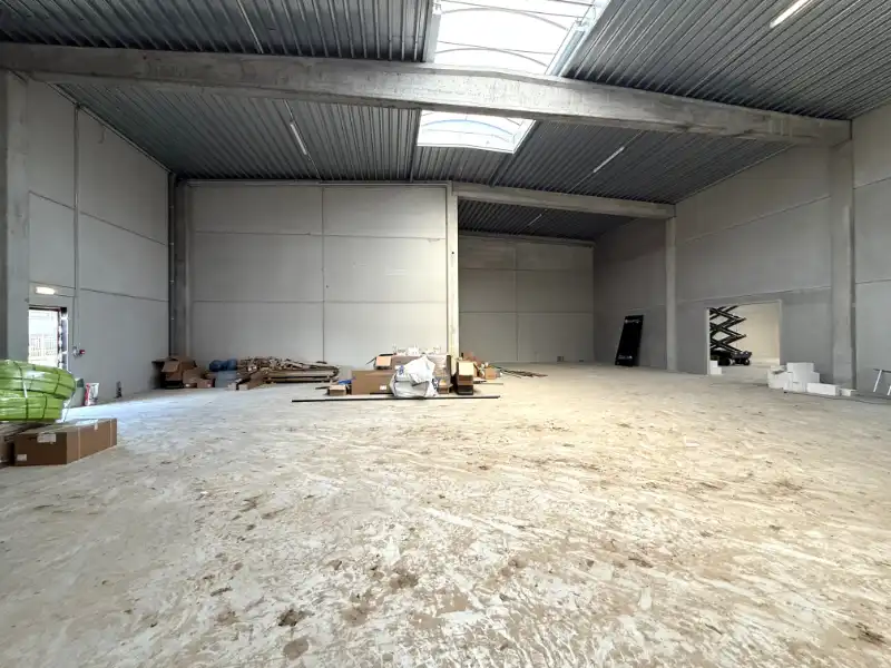 Nieuwbouw KMO-unit 380 m² + 107 m² kantoor op topligging in Evergem foto 9