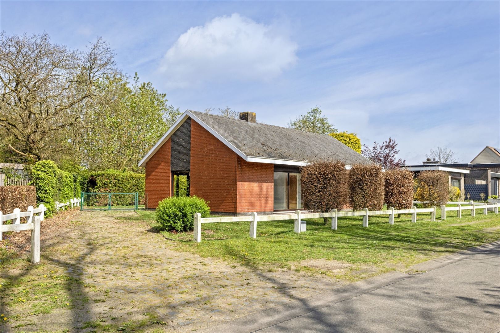 RUSTIG GELEGEN BUNGALOW MET GARAGE foto 2