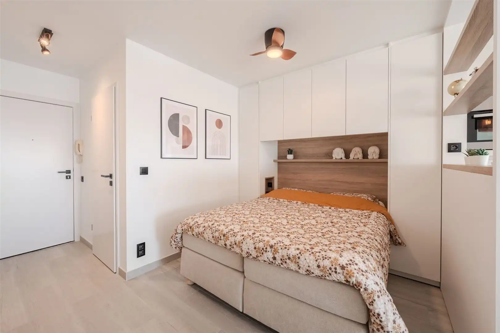 Moderne studio met frontaal zeezicht foto 13