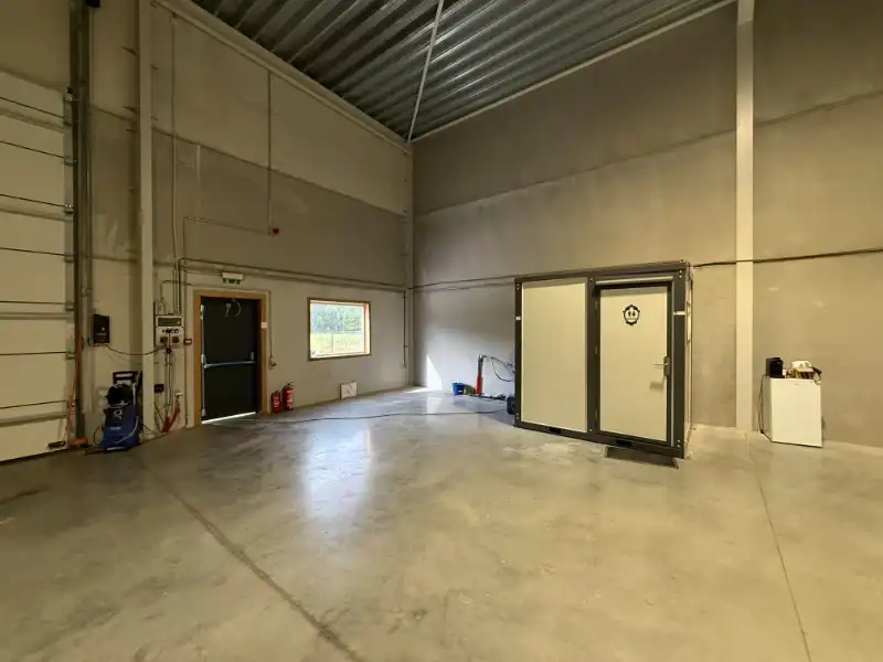 Recente KMO-unit van 234 m² met 2 privatieve parkeerplaatsen foto 8