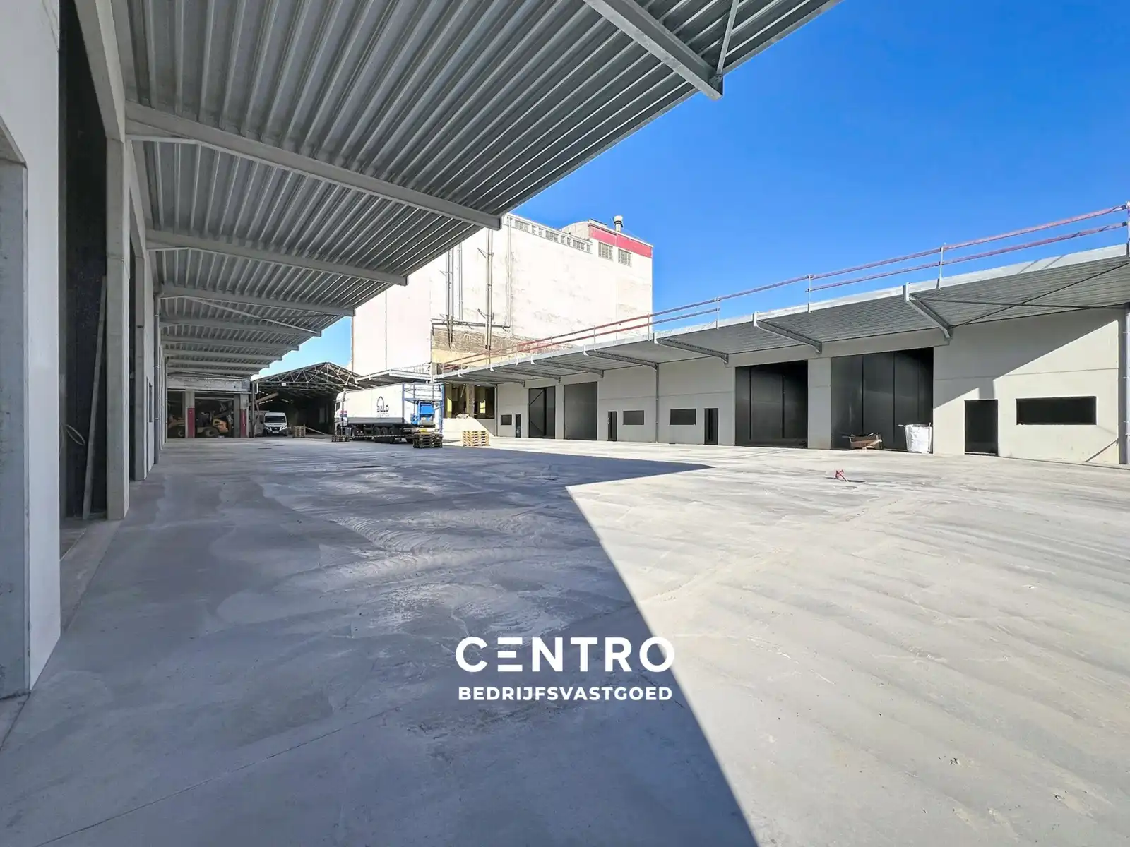 Nieuwbouw KMO-units van 223m² TE HUUR (VH van 7m, 2 parkings, aparte loopdeur en raam), te Kerkhove (Avelgem). foto {{pictureIndex}}
