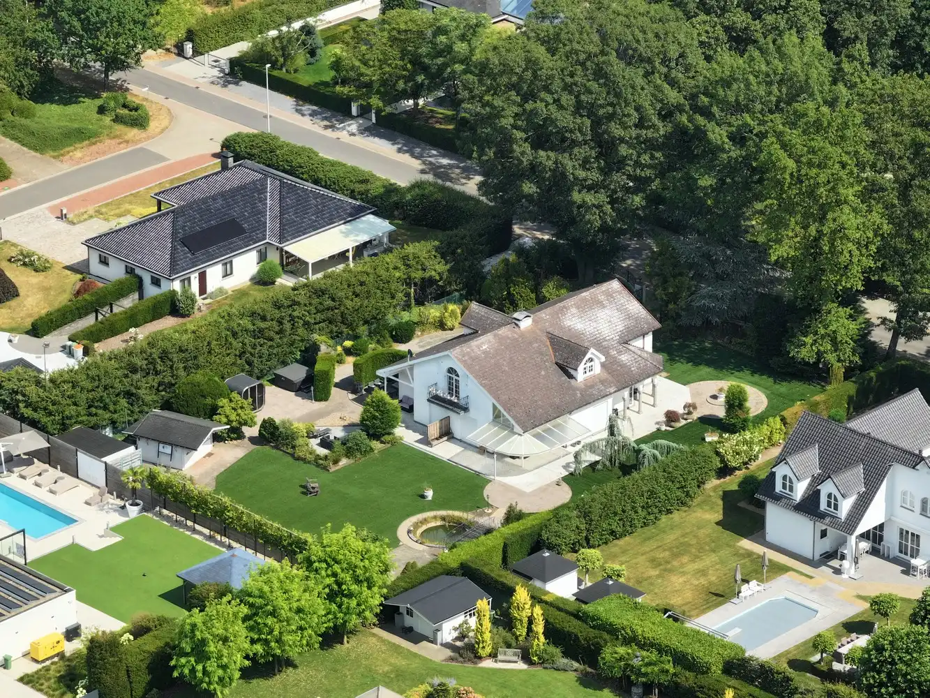 Exclusieve villa met royale leefruimtes op een unieke locatie foto 38