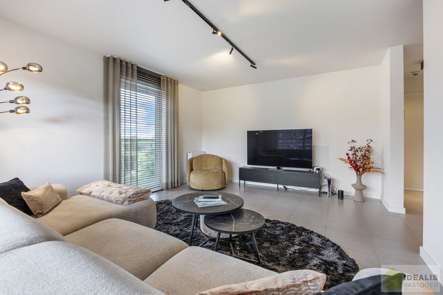 IDEALIS VASTGOED – PERFECT ONDERHOUDEN INSTAPKLAAR APPARTEMENT met een bewoonbare oppervlakte van 91m² bestaande uit een prachtige leefruimte, 2 zeer ruime slaapkamers, een aangenaam terras en ondergrondse parkeerplaats! Het appartement is gelegen in hartje Pelt op wandelafstand van horeca, shopping en openbaar vervoer! foto 15
