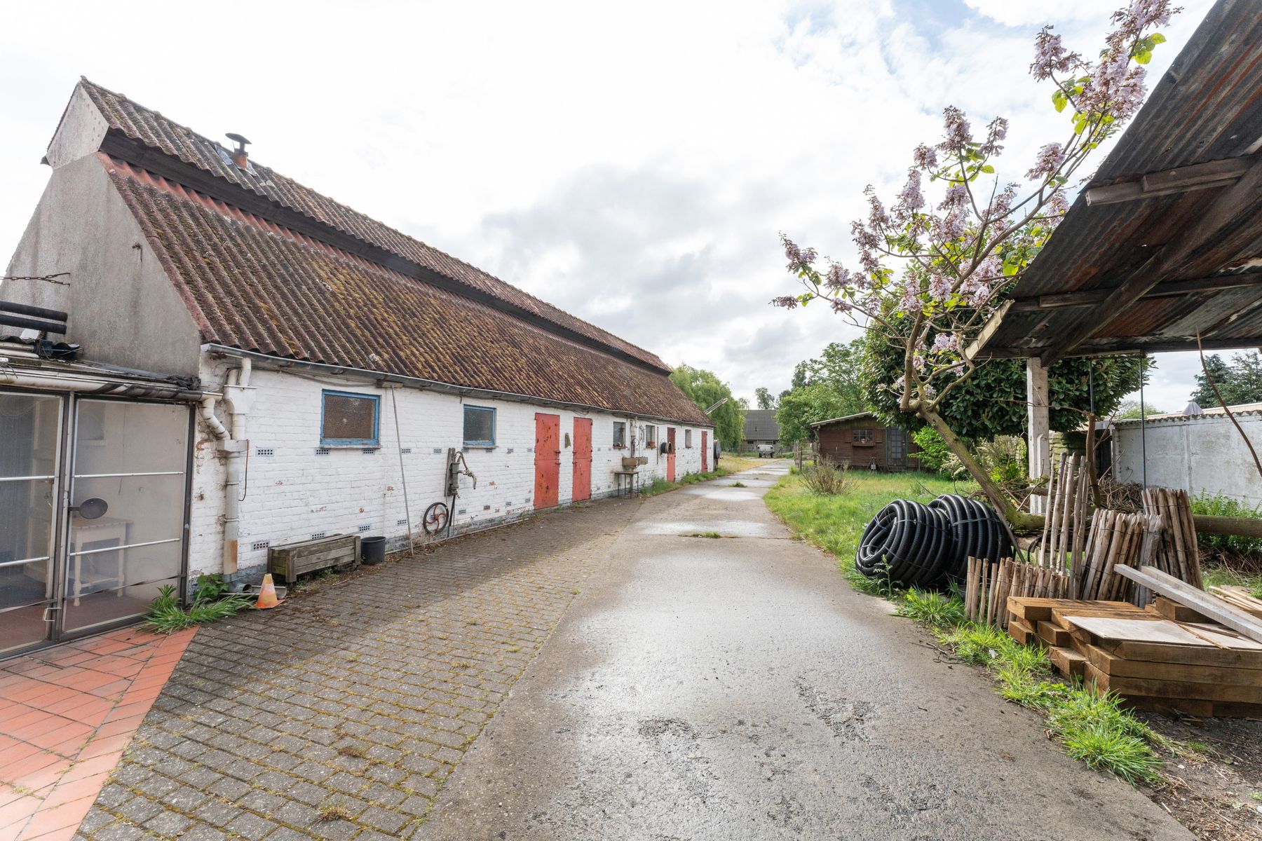 Te renoveren woning met bijgebouwen op perceel van 1697 m² foto 8