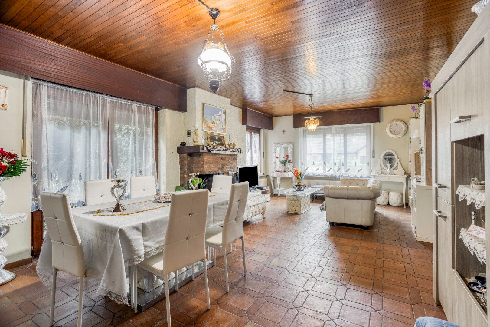 Gelijkvloerse woning met 2 slpks en inpandige garage op 824 m² !  foto 3
