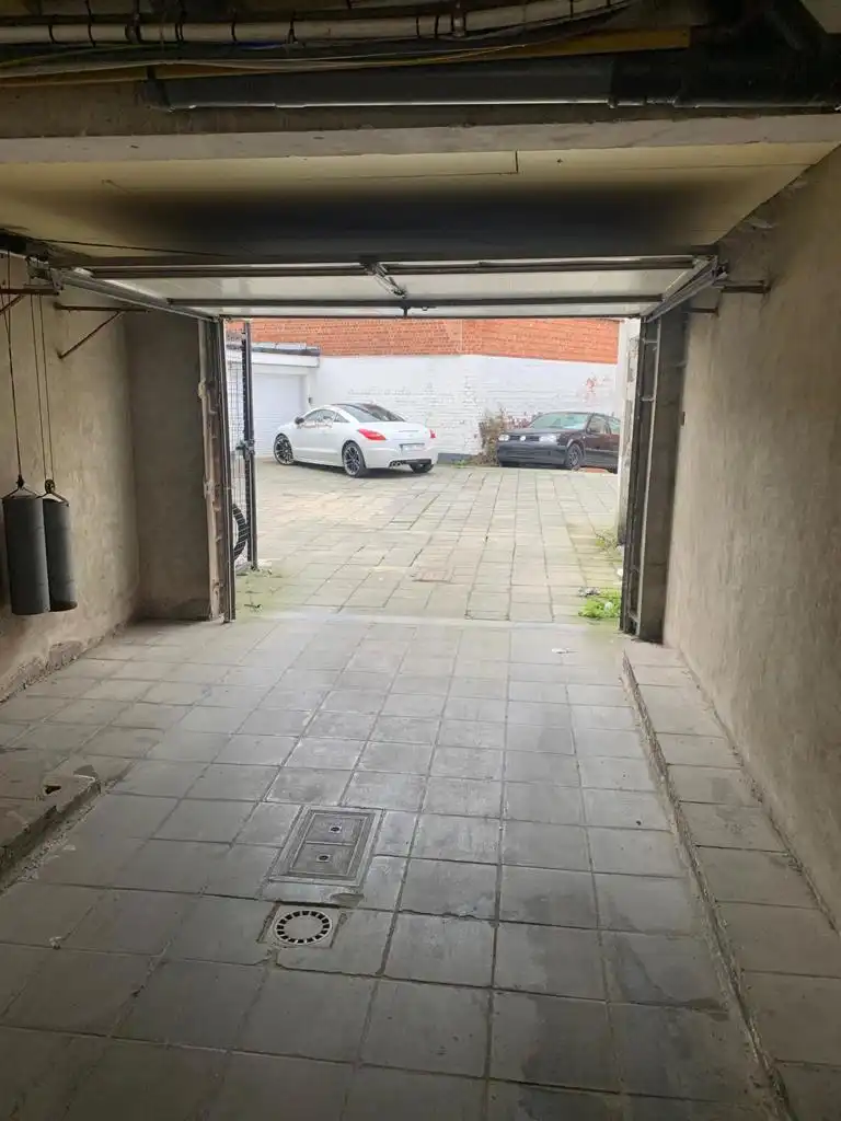 Uitstekend gelegen, gesloten garagebox van 20 m te Zellik foto 2
