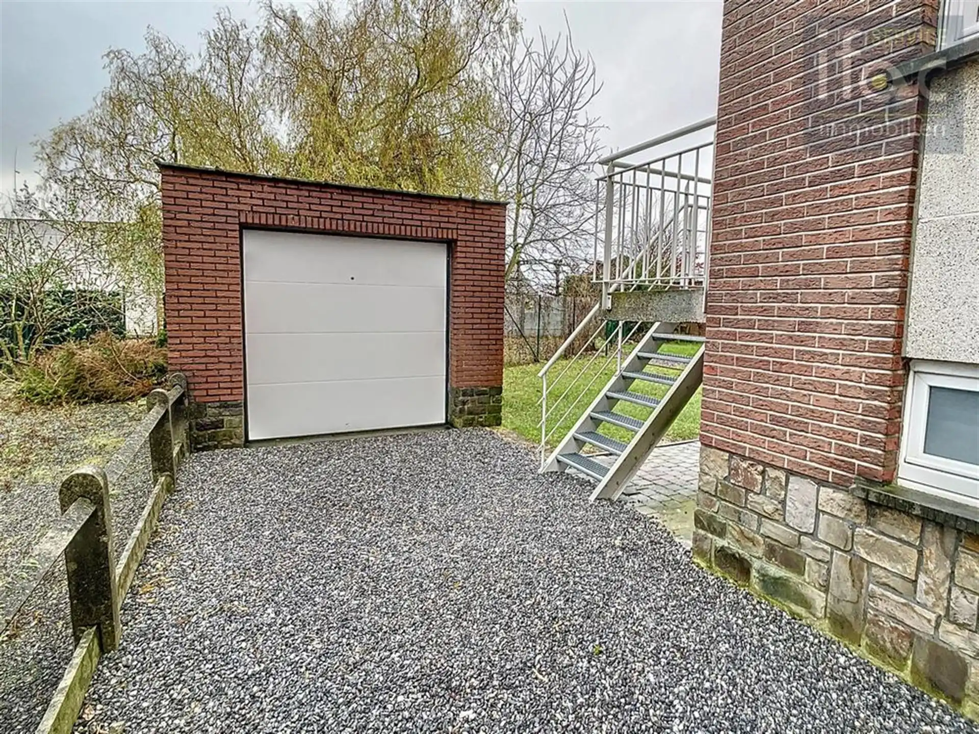 Gerenoveerd appartement met 2 slaapkamers, tuin en garage  foto 11