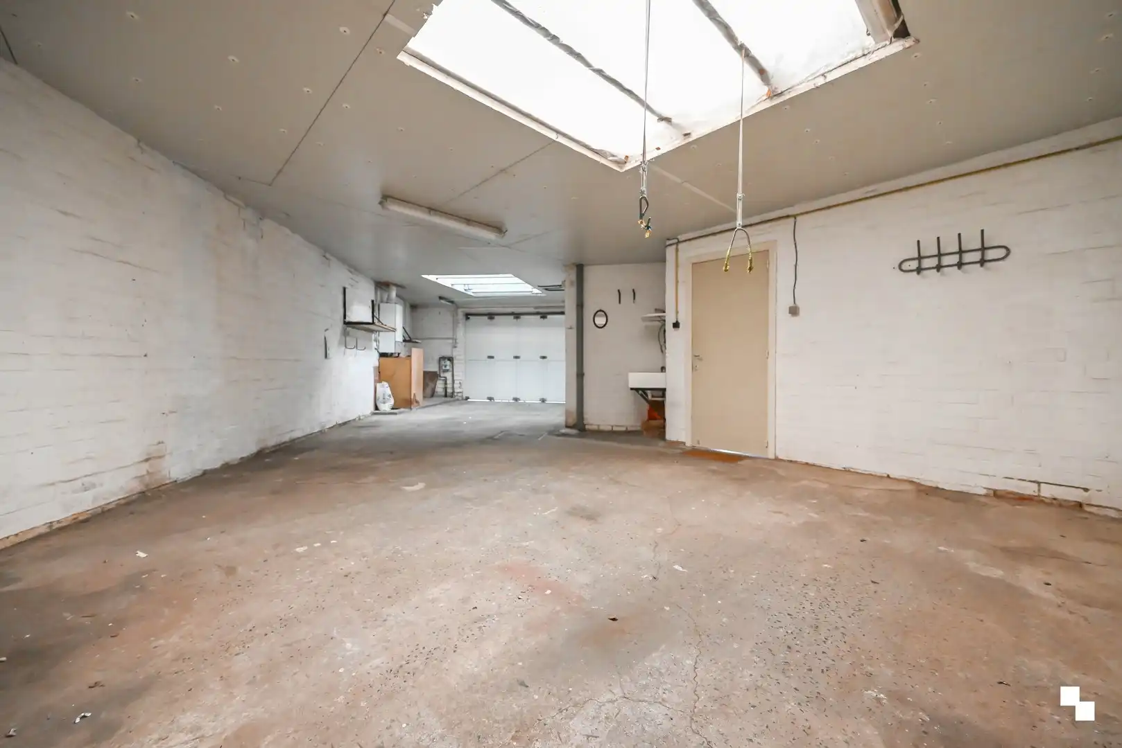 Totaal te renoveren woning met riante garage te Bosmolens foto 10