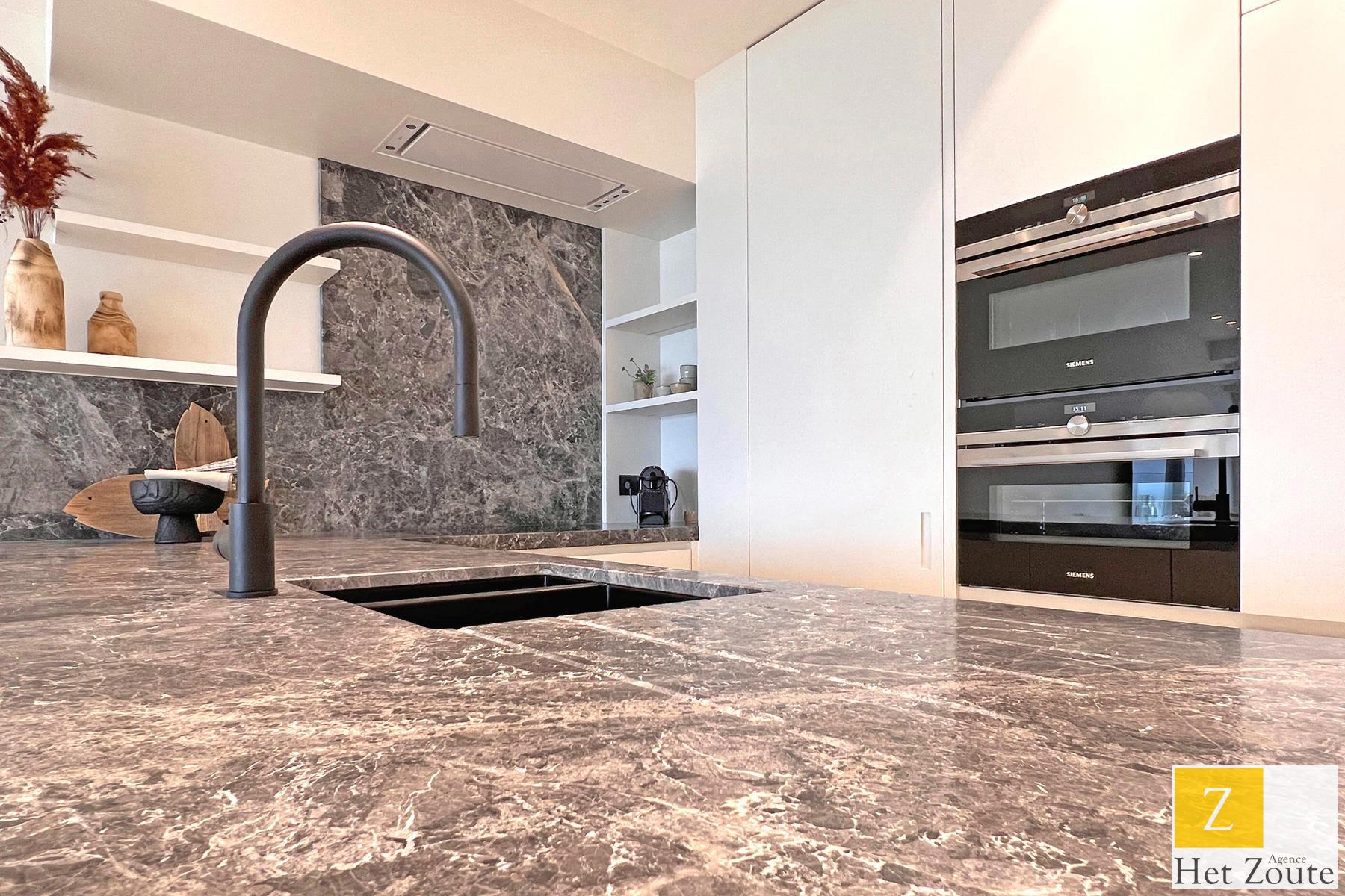 Uitstekend gerenoveerd appartement met frontaal zeezicht foto 9