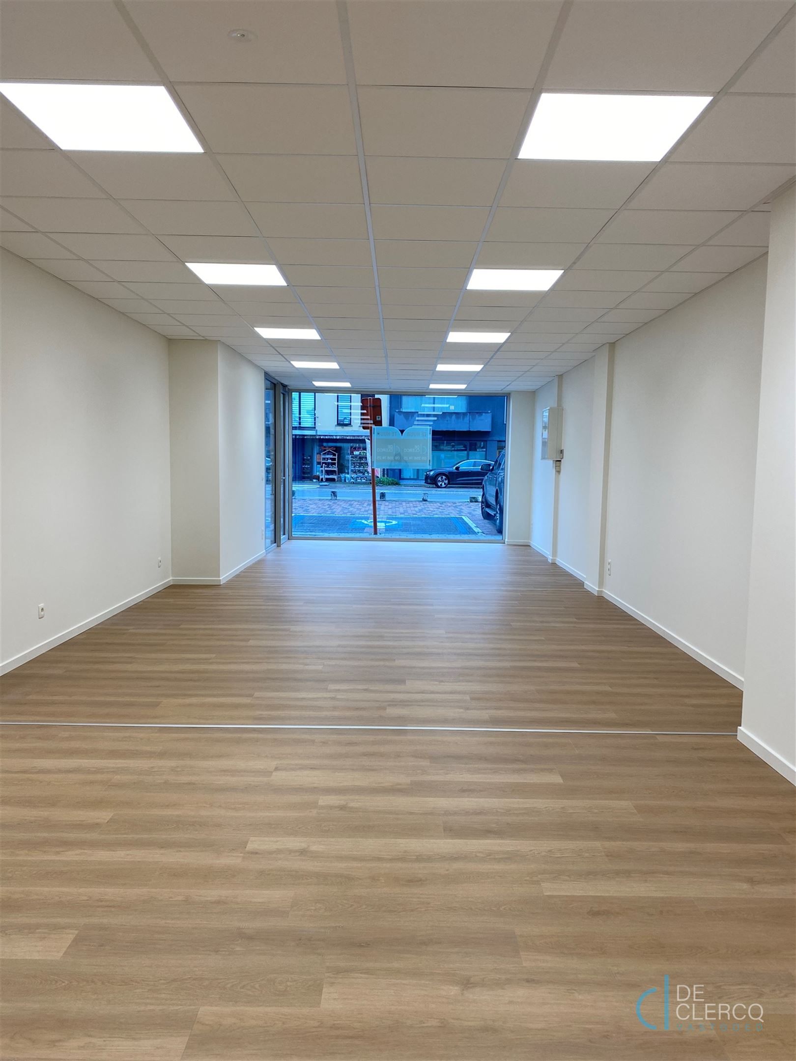 Nieuw, ruim handelspand te huur in centrum Lochristi!  foto 2