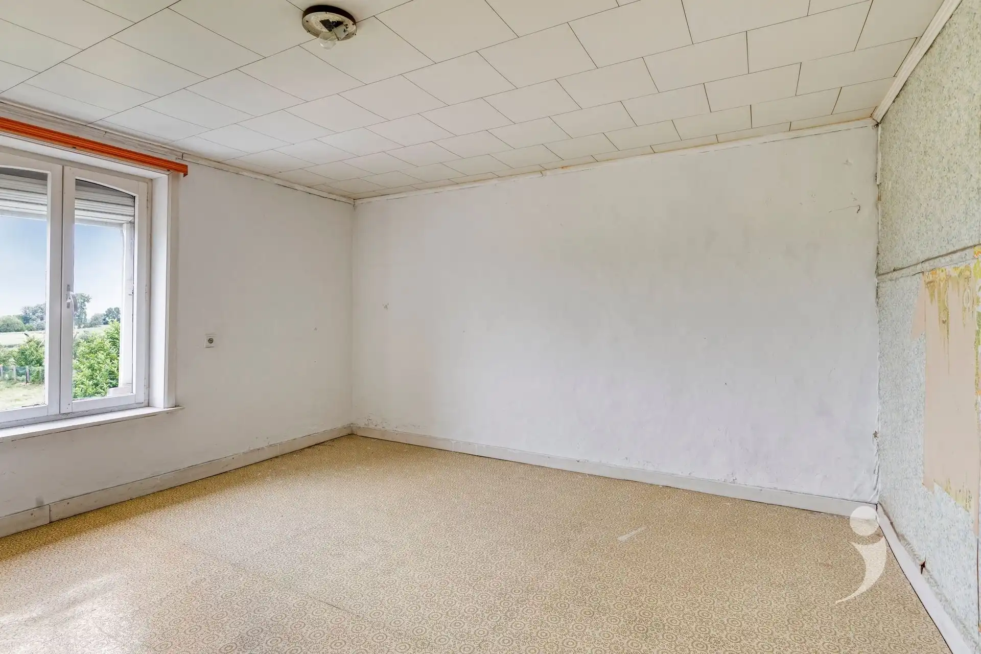 Ruime te renoveren woning met vergezicht foto 16