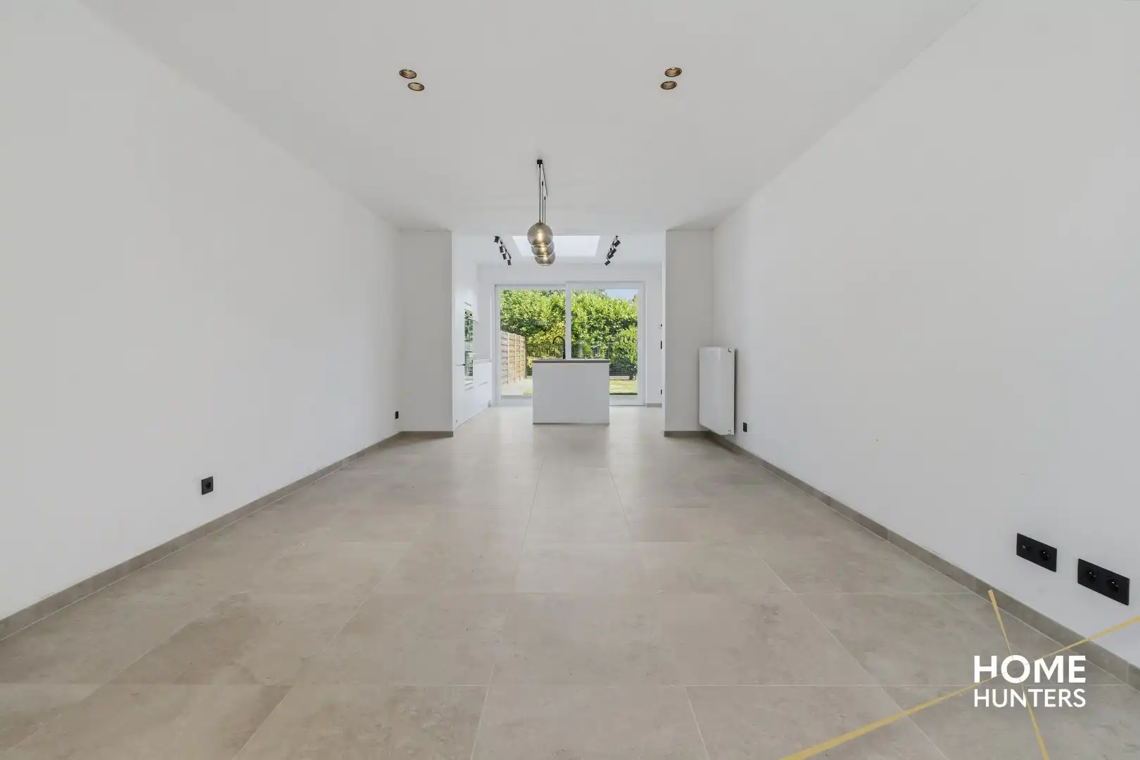 Volledig gerenoveerde woning met 3 slaapkamers, garage, ruime oprit en zonnige tuin in een rustige buurt van Ieper foto 6