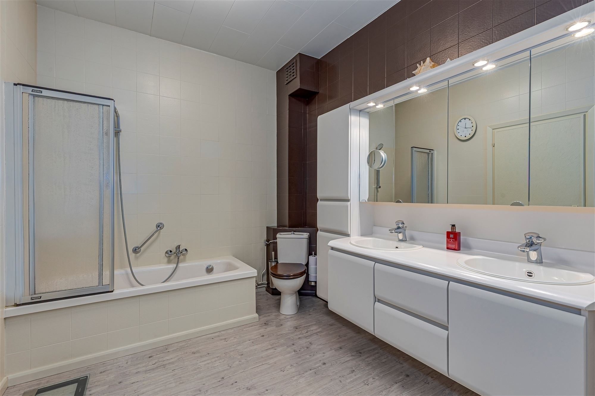 Ruime instapklare woning met grote garage/magazijn foto 17