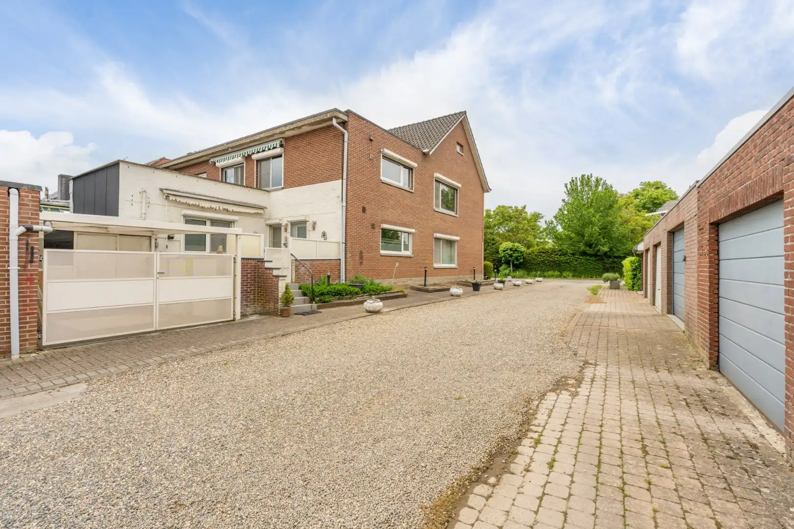 Gelijkvloers, degelijk appartement met 2 slaapkamers, ruim terras, carport en garage. foto 6