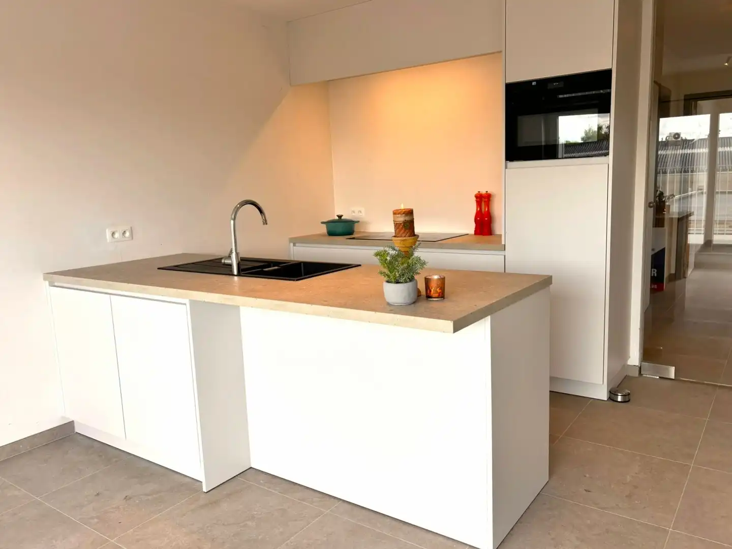 Ruim tweeslaapkamerappartement met terras en garage foto 2