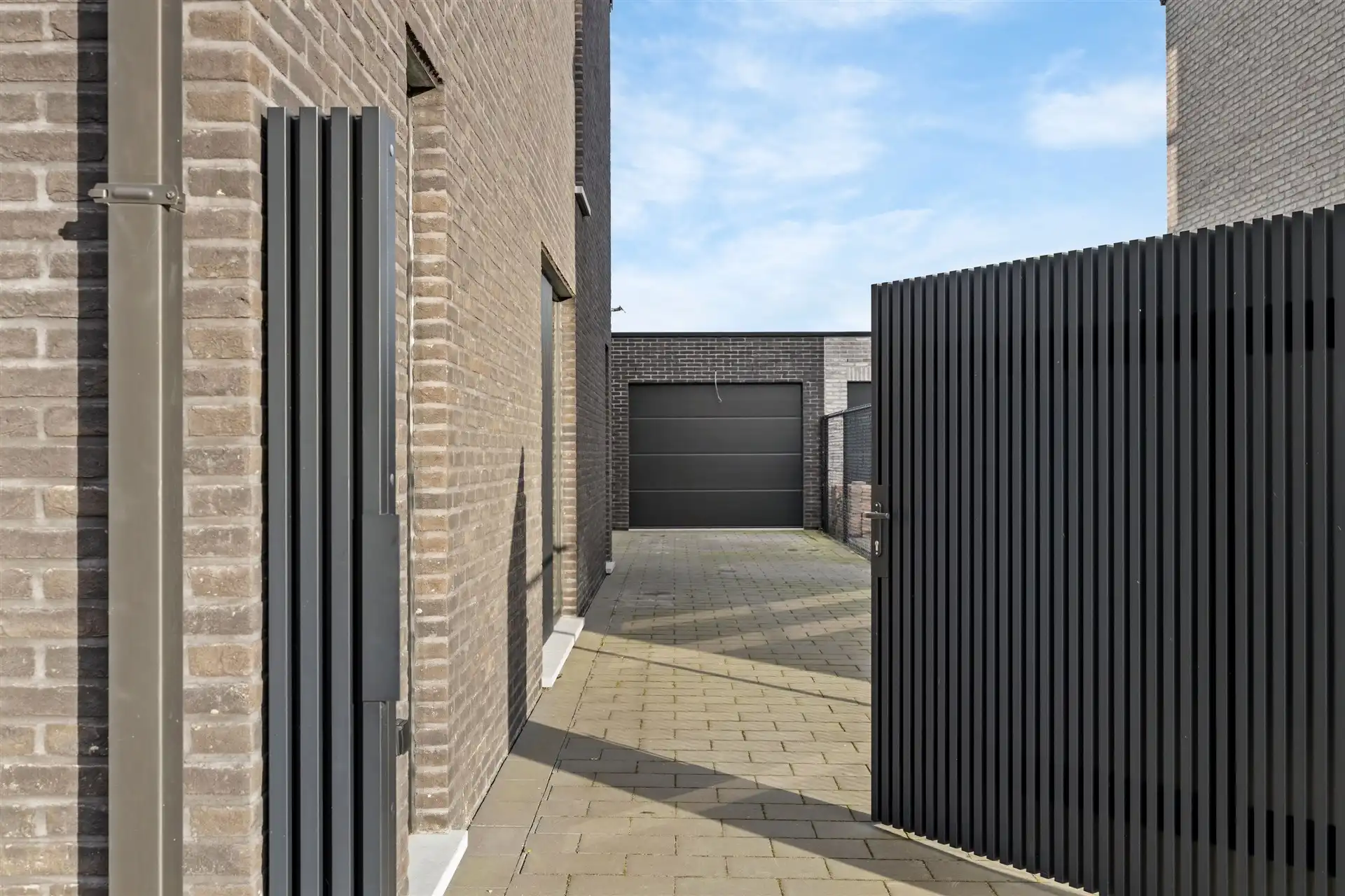 Recente gezinswoning met 5 slaapkamers en losstaande garage op een mooi perceel van 465m² foto 2