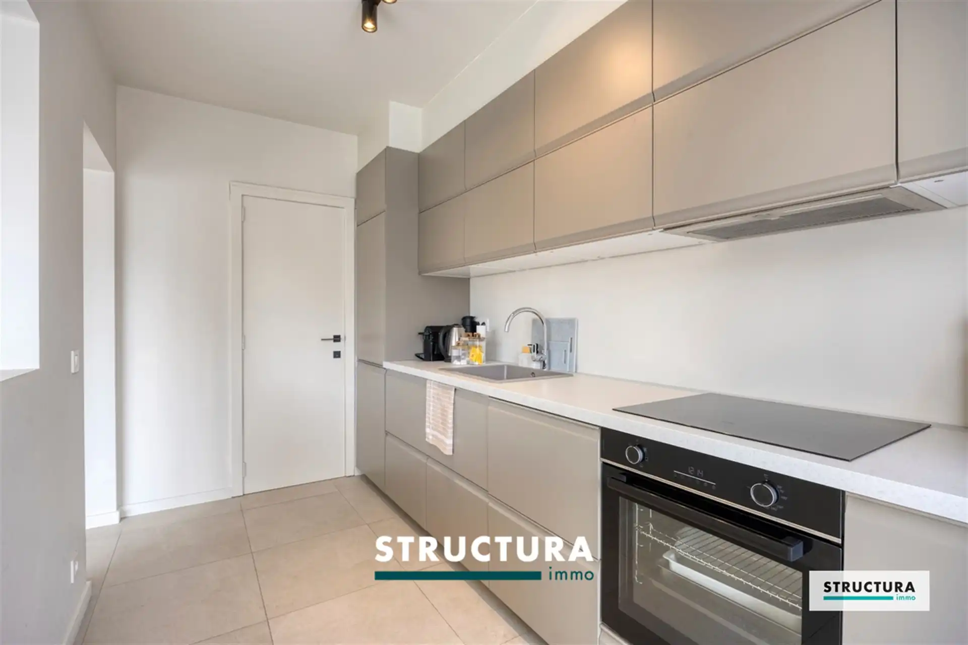 Volledig gerenoveerd appartement nabij het centrum! foto 14