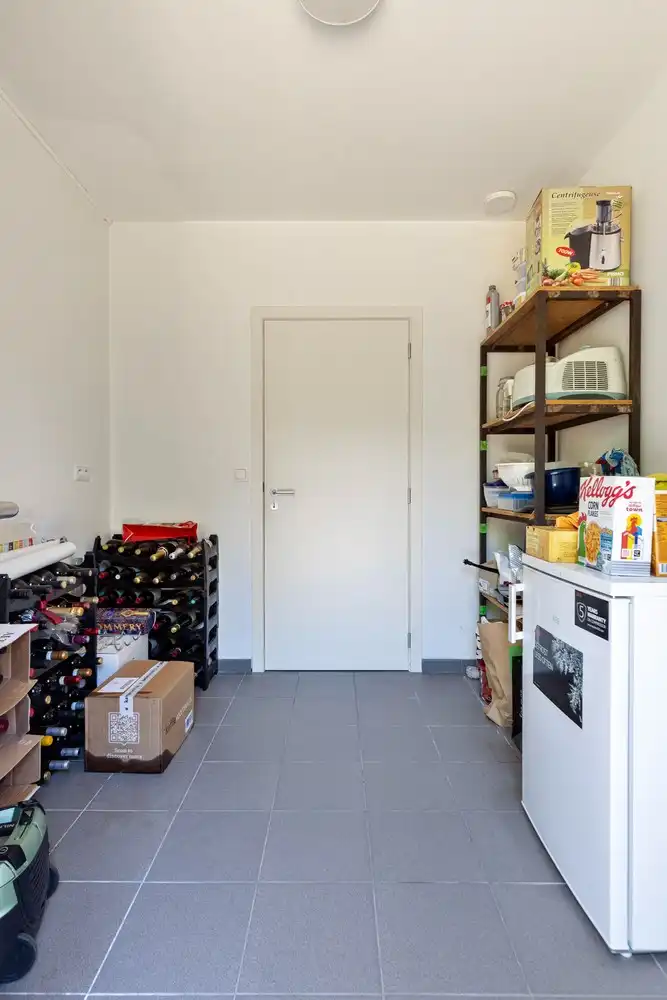 Residentieel gelegen villa met buitenzwembad, grote tuin en privacy. foto 10
