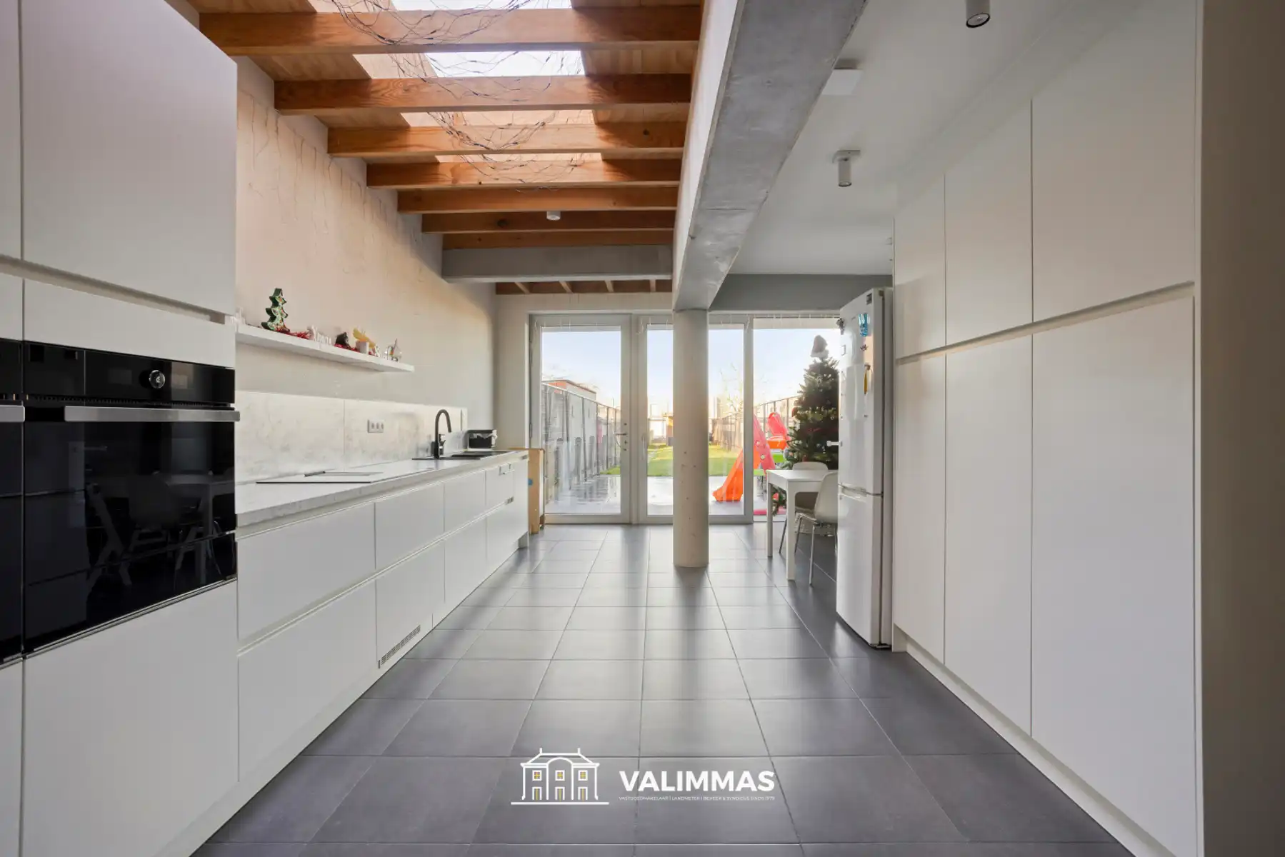 Totaal gerenoveerde woning met parking en mooie tuin... foto 6