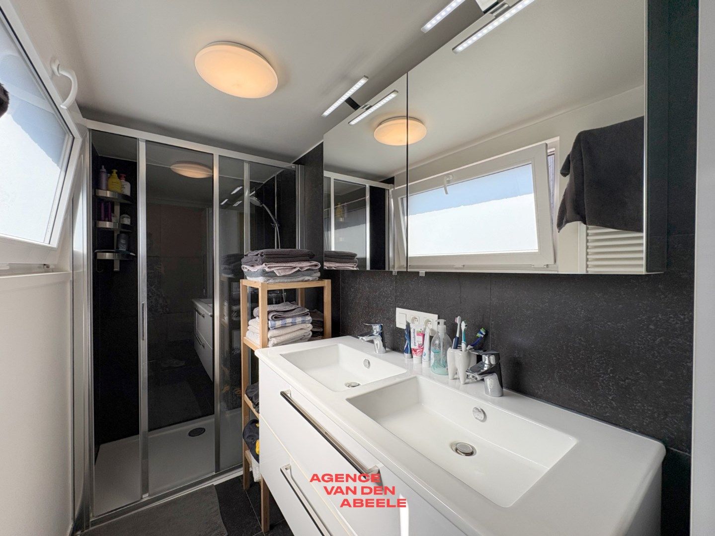 Vernieuwde rijwoning met zonnige terrassen foto 10