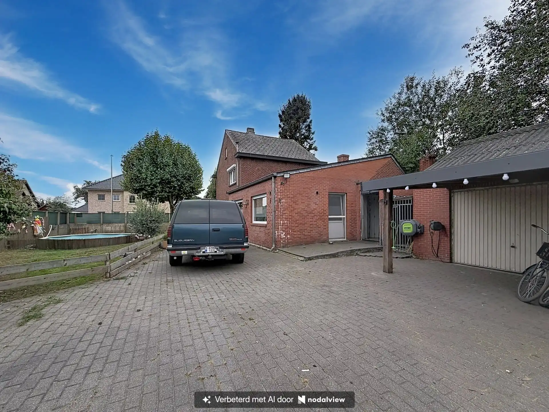 Ruime open bebouwing met 4 slaapkamers, garage en grote tuin. foto 22