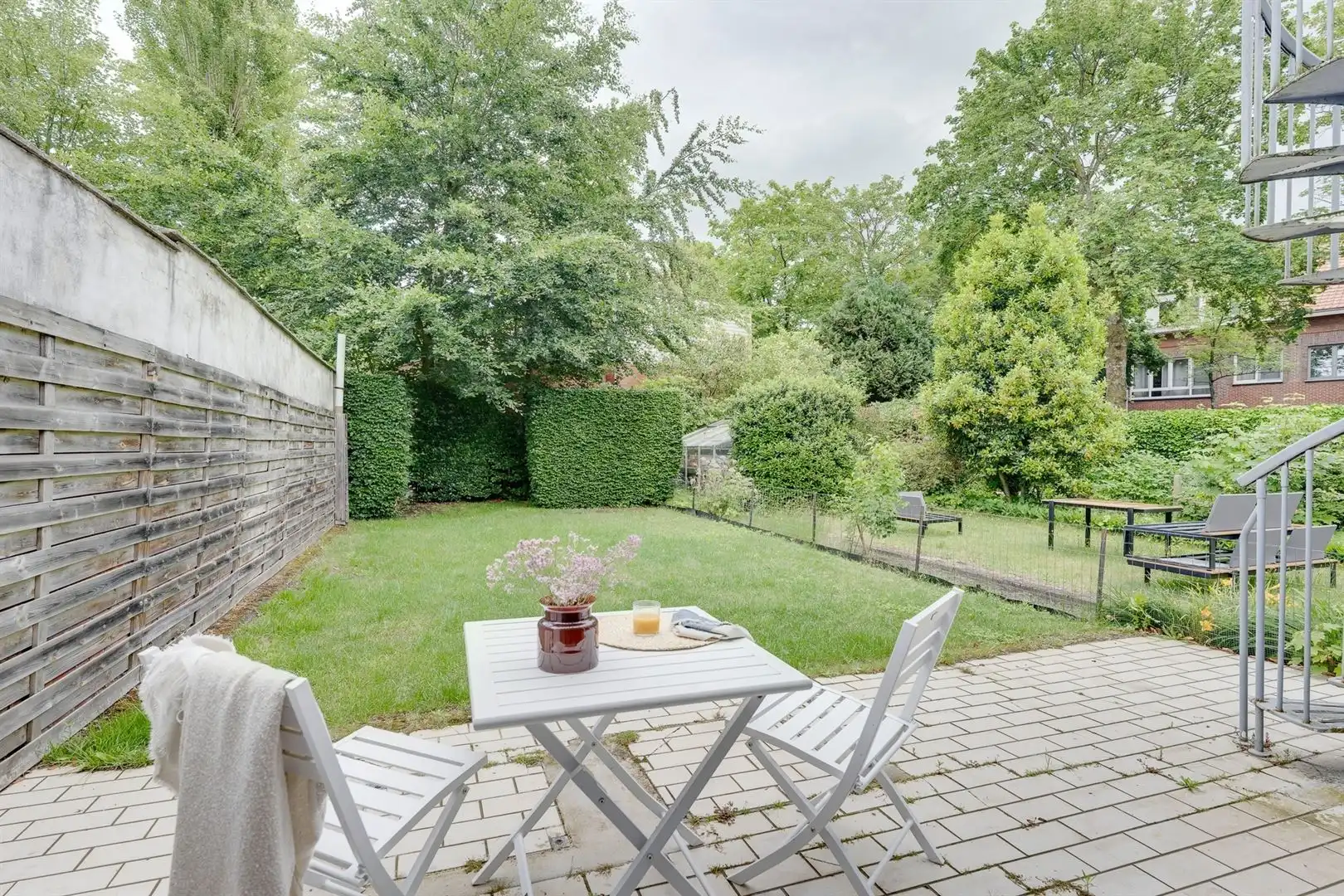 Toffe gezinswoning met 4 slaapkamers, 2 badkamers, garage en tuin foto 2