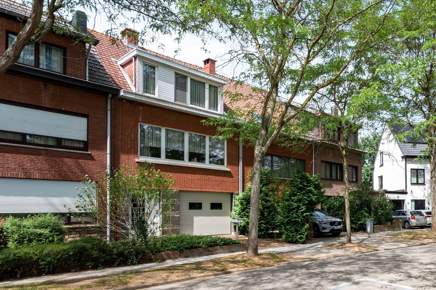 Hoofdfoto van de publicatie: Ruime woning met 4 slaapkamers, garage & tuin in Borsbeek!