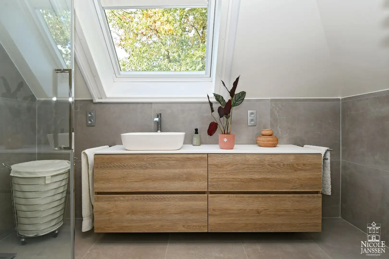 Vrijstaande, ruime gezinswoning op een royaal perceel met grote kelder en paardenstal foto 24