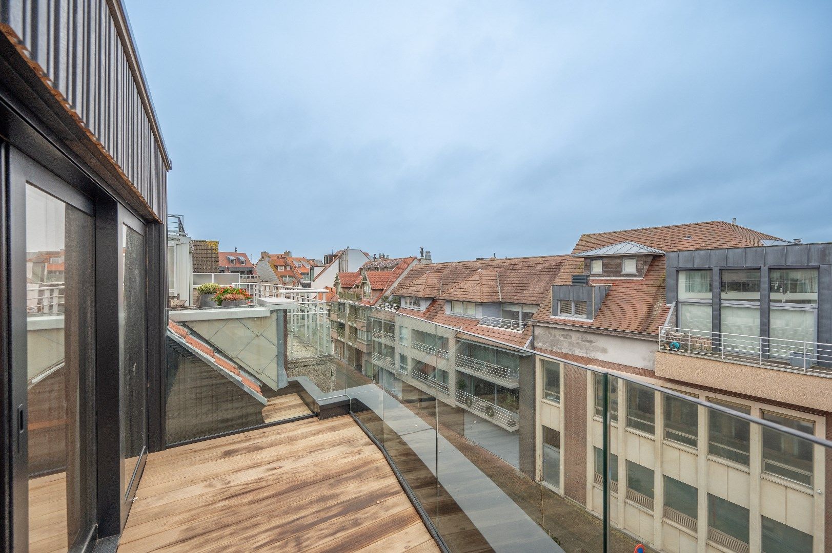 Duplex penthouse met 4 slaapkamers in een volledig gerenoveerde residentie foto 12