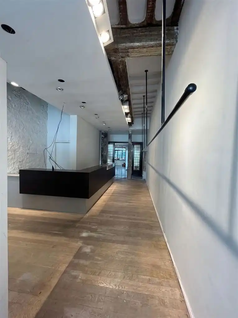 Stijlvolle handelsruimte met bovenliggende woonst, stadstuin en parkeerplaats in het centrum van Maaseik. foto 4