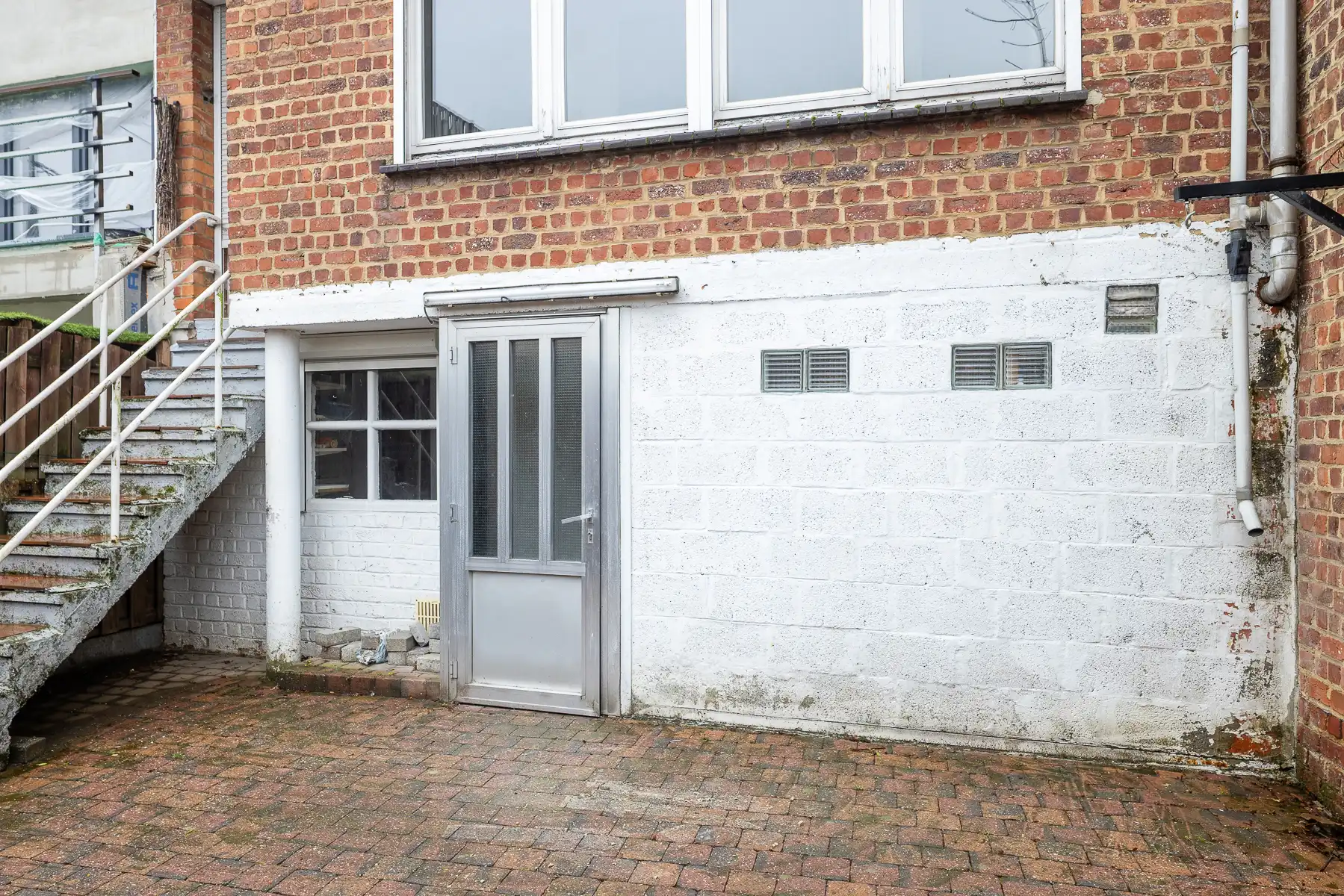 Ruime woning met buitenkoer en garage foto 20