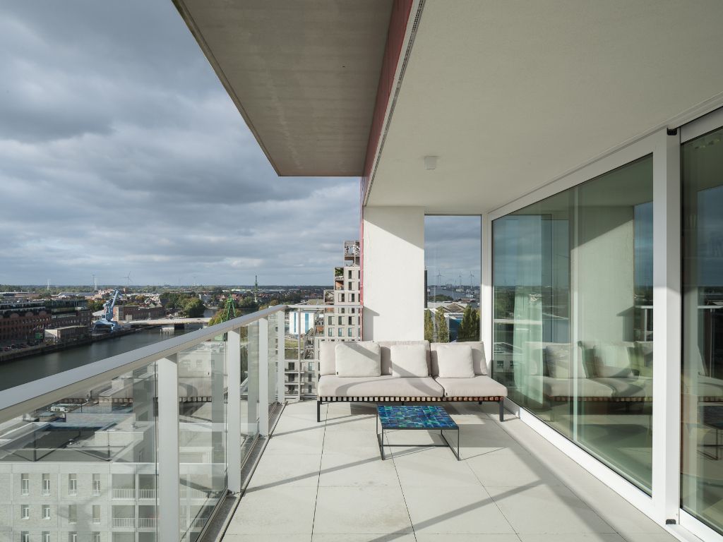 Luxe appartement (BJ 2020) met een adembenemend zicht over het water en de stad. foto 3