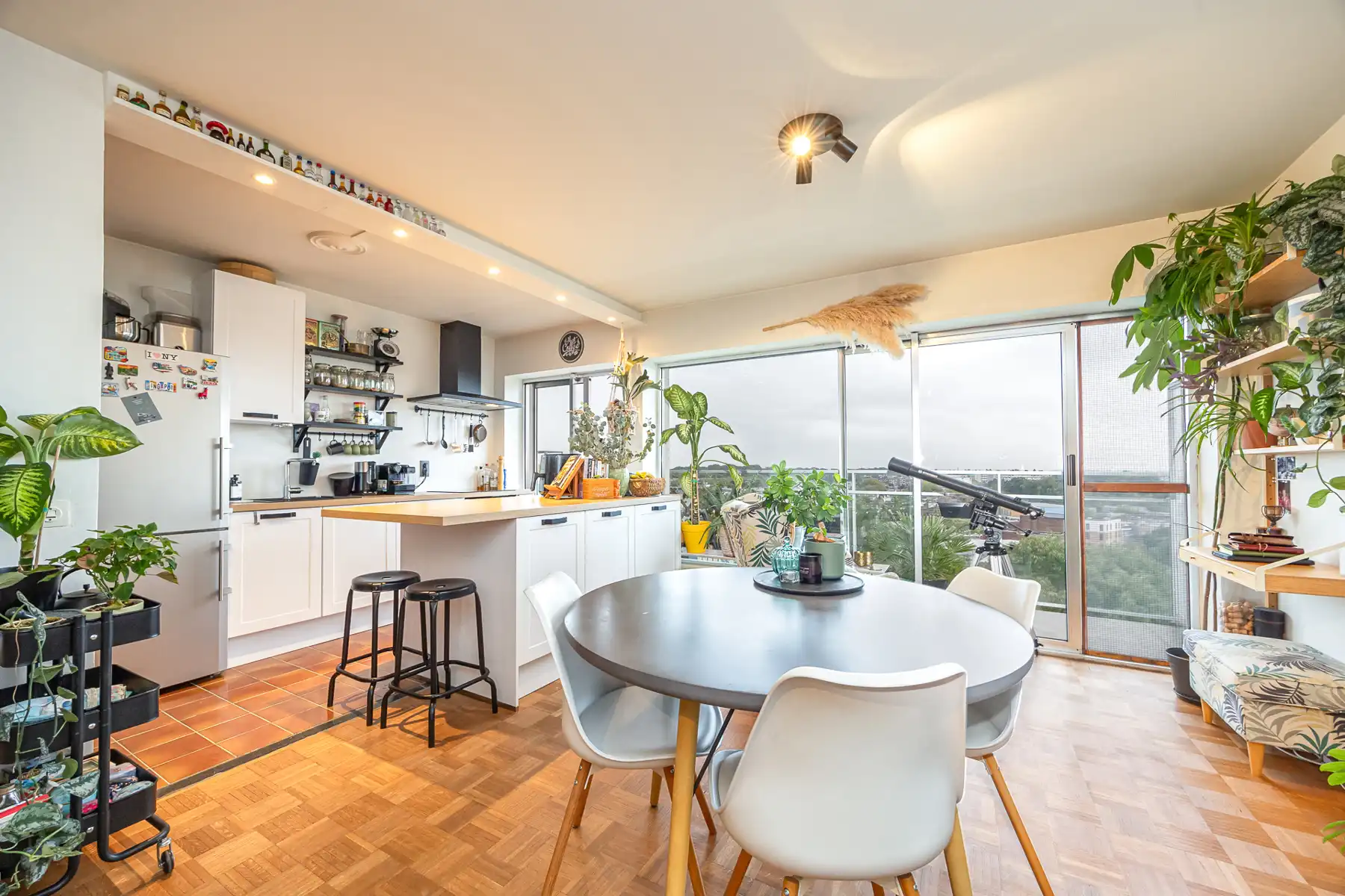Gezellig 2-slaapkamerappartement op topligging met parking! foto {{pictureIndex}}