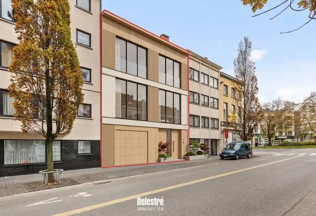 Een polyvalente eigendom met ontwikkelingspotentieel, véél ruimte en een toplocatie foto {{pictureIndex}}